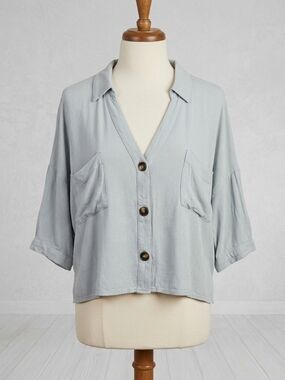 Moa Moa Light Gray Cropped Button-Front Shirt